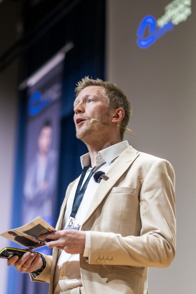 Bernhard Vosicky moderiert Kongress auf großer Bühne